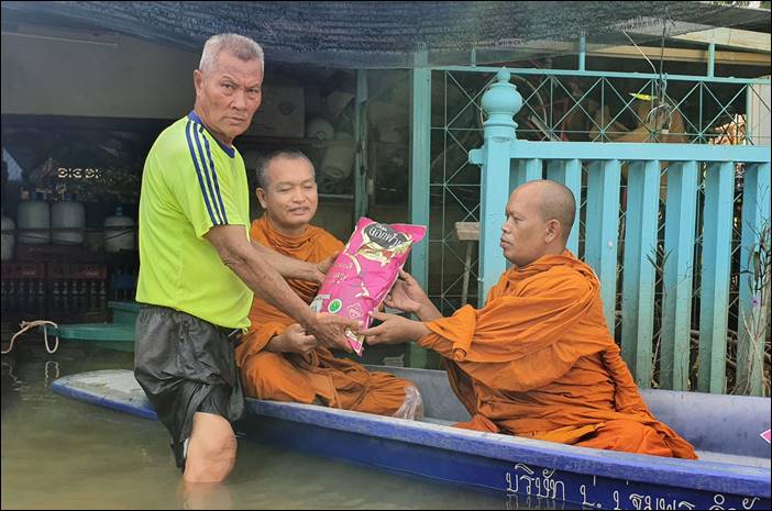 เจ้าอาวาสวัดไก่เตี้ย เจ้าอาวาสวัดหนองโสน ร่วมใจช่วยเหลือผู้ประสบภัยน้ำท่วมพื้นที่น้ำท่วม อ.สามโคก