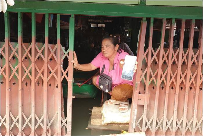 ยังอ่วม ชุมชนหน้าวัดบางหลวง อยู่แบบลำบาก บางคนต้องใช้โฟมเก่าๆ