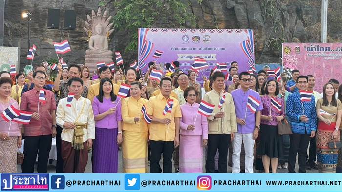 ชาวอำเภอด่านช้าง ร่วมแต่งไทยใส่บาตรริมเขื่อนกระเสียว เฉลิมพระเกียรติพระบาทสมเด็จพระเจ้าอยู่หัว เนื่องในปีมหามงคล ครบ6รอบ 72 พรรษา