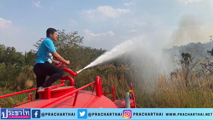 อุทัยธานี อบต.คอกควาย รุดป้องกันดับเพลิงไฟไหม้ป่า หวั่นลามติดบ้าน เมื่อเวลา 14:20น. ของวันที่ 2 กุมภาพันธ์ 2567 อบต.คอกควาย ต.คอกควาย อ.บ้านไร่ จ.อุทัยธานี โดย นาย ศิริ สุกใส นายก อบต.คอกควาย ได้รับแจ้งจาก นาย กชชม ตราศรี อยู่ บ้านเลขที่ 38 ม.11 ต.คอกควาย พบว่ามีไฟป่าไหม้ จากภูเขา เกรงว่าไฟจะลามไหม้ถึงบ้านตน นาย ศิริ จึงได้ประสานงาน รถดับเพลิงประจำ อบต.คอกควาย มี นายอานนท์ ชำนินา พขร. และนาย อนุรักษ์ แห้วเพ็ชร เจ้าหน้าที่ดับเพลิง ลงพื้นที่อย่างเร่งด่วน ในที่เกิดเหตุ พบไฟกำลังโหมลุกไหม้ หญ้าอย่างรุนแรง บริเวณบ้าน ของนาย กชชม ซึ่งมีเชื้อเพลิงเป็นหญ้าแห้ง ใช้เวลา ประมาณ 1ชม.สามารถ ควบคุมเพลิงไว้ได้ ความเสียหาย ไฟได้ไหม้ต้นไม้ สุพรรณิการ์ ที่ปลูกไว้ ส่วนตัวบ้านไม่ได้รับความเสียหาย แต่อย่างใด ทางด้าน นาย กชชม ได้ กล่าว ขอขอบคุณ องค์บริหารส่วนตำบลคอกควาย ที่นำรถดับเพลิงมาช่วยเหลือความเดือดร้อน ของประชาชนอย่างทันทวงที