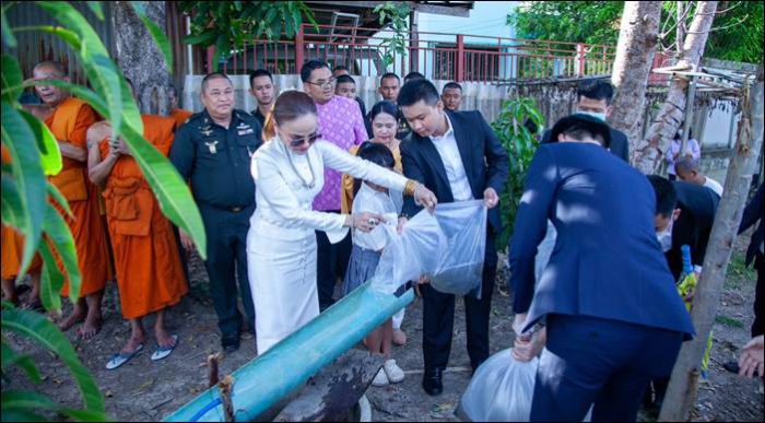 ผอ.ฟ้า เป็นประธานพิธีเจริญพระพุทธมนต์ ปล่อยปลาถวายเป็นพระราชกุศล เนื่องในโอกาสวันเฉลิมพระชนมพรรษา สมเด็จพระราชินี