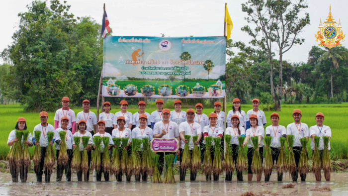 จังหวัดศรีสะเกษ นำโดย อบต.หนองฉลอง ร่วมกับ คณะทำงานจิตอาสาหลายจังหวัด มอบทุนการศึกษาเยียวยาผู้ยากไร้ บริจาคของให้กับผู้ป่วยติดเตียง และลงแขกดำนาปลูกข้าว 