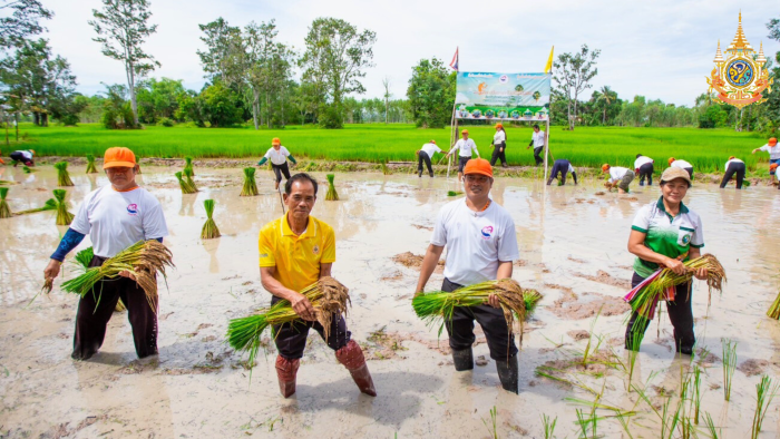 อบต.หนองฉลอง ร่วมกับ คณะทำงานจิตอาสาหลายจังหวัด มอบทุนการศึกษา