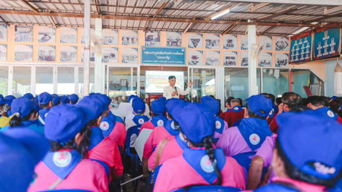 Piyasak 1955 Foundation encourages members to train in cattle raising in the Nakhon Phanom Learning Center Project.