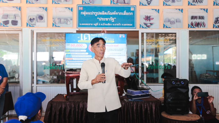 Piyasak 1955 Foundation encourages members to train in cattle raising in the Nakhon Phanom Learning Center Project.