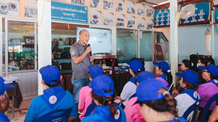 Piyasak 1955 Foundation encourages members to train in cattle raising in the Nakhon Phanom Learning Center Project.